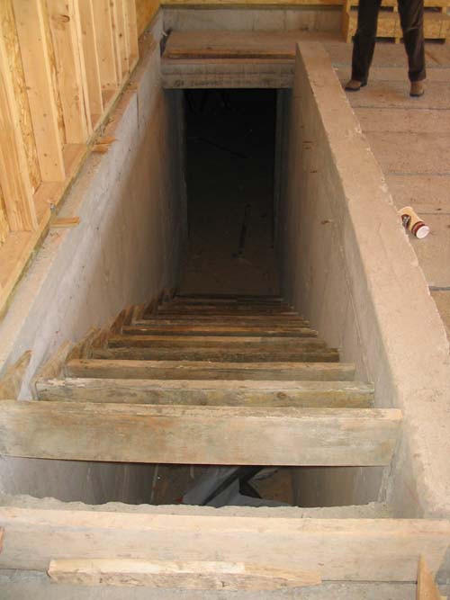 2004_03_27 004 Basement Stairs before Pea Gravel