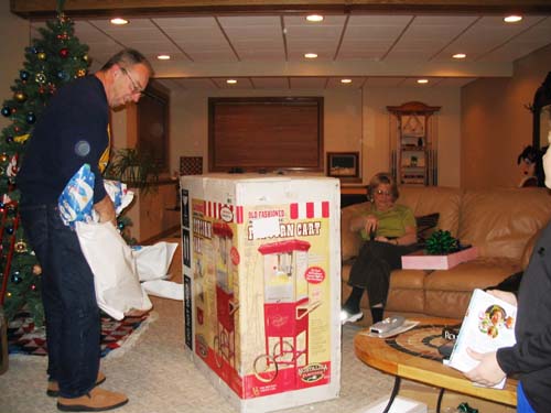 2004_12_26 034 Terry gets a Popcorn Maker for Movies