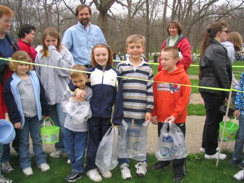 2004_04_017 107 Daniel, Allison, Michael, and Corte Rady to get Easter Eggs at Scovill Zoo