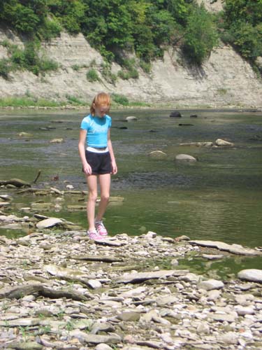 2005_08_28 086 Allison Looking for Rocks